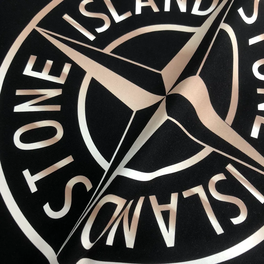 P180 Stone Island 2025 latest T-shirt, couple style ~ Original order, fashionable and casual short T-shirt, specially made of customized cotton fabric ~ Cotton T-shirt ~ Pre-washed to prevent deformation and shrinkage problem, more comfortable and breathable on the body ~ All available from stock ~ Unique design style, trendy must-have item, complete with three standards 👍 Color: black/white Size: S M L XL (larger version, please indicate your height and weight when placing an order)